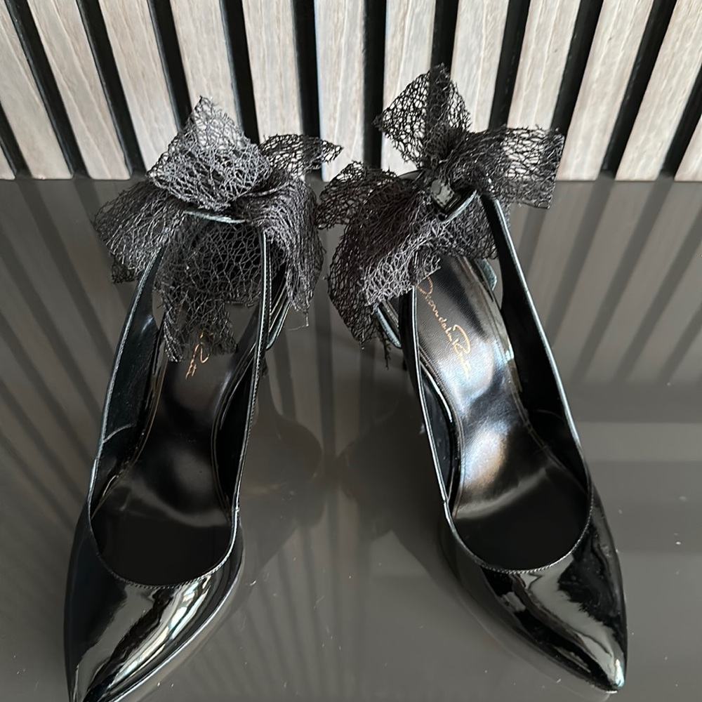 Oscar de la Renta black patent bow back pumps. US Size 8. Worn 1 time